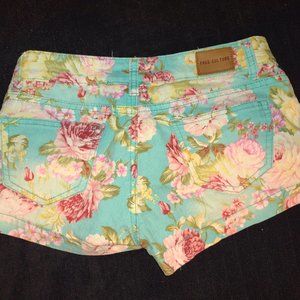 Free Culture**' Short-Shorts by Free Culture size 7/ 26" waist